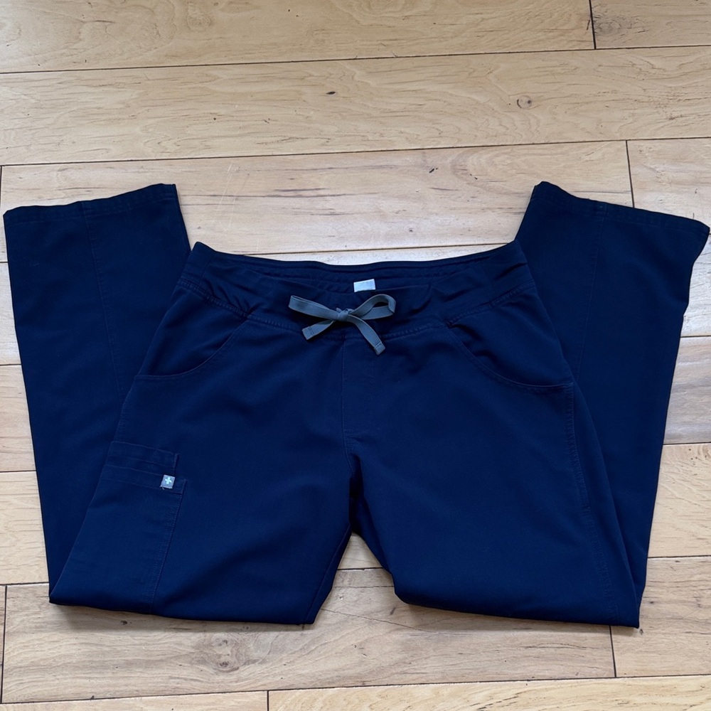 Women’s FIGS Kade Cargo Scrub Pants Navy